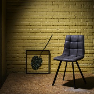 Stol mot gul bakgrund