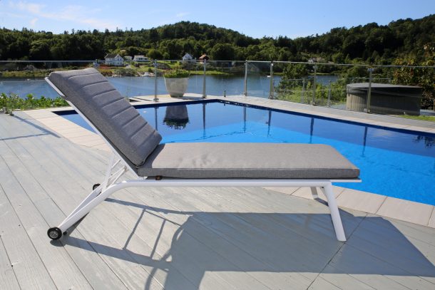 Sevilla hvit solseng med skyggegrå solsengpute