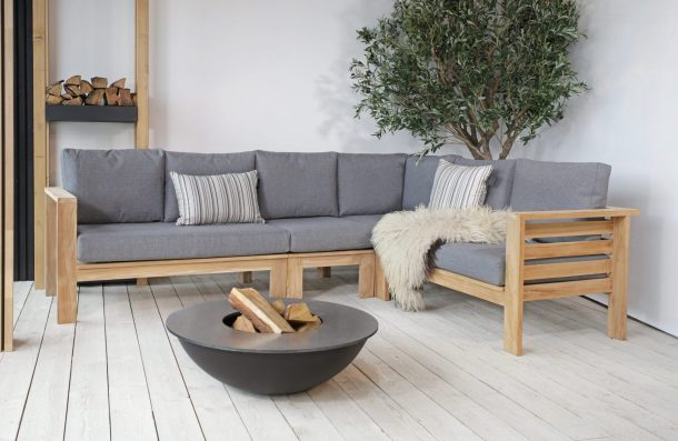 Hjørnesofa Hovden hagemøbler i tre med grå puter