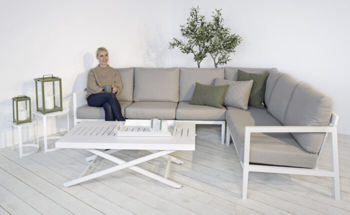 Hagegruppe med hjørnesofa og heve/senkebord i hvit aluminium